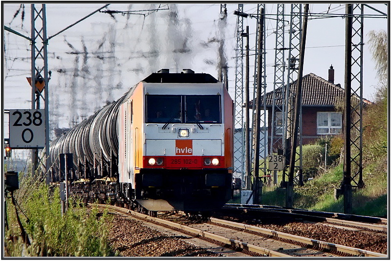 Starkes drhnen kndigte sie schon lange vorher an. 285 102-0 vor einem Kesselzug-Umleiter unterwegs nach Stendell.  Stralsund am 17.04.09 