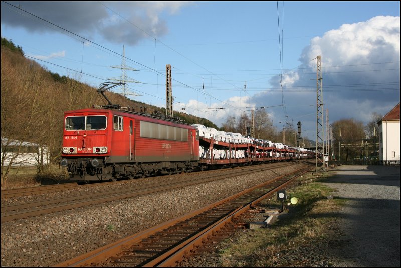 Starzug II der KBS440: 155 154 ist mit dem CSQ 60062  Audi-Express  bei Plettenberg, von Ingolstadt Nord nach Emden VW, unterwegs. (03.03.2008)