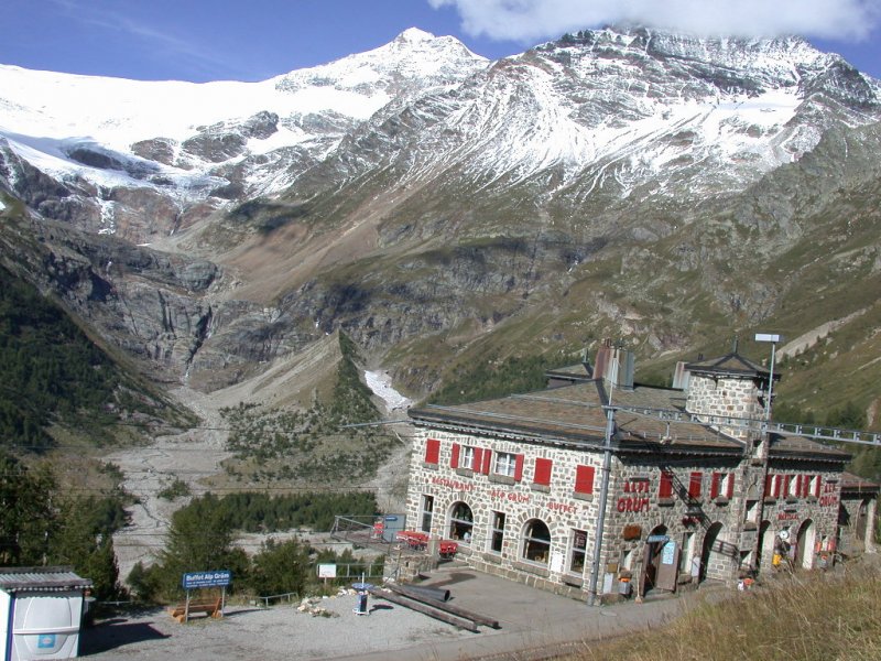 Station Alp Grm mit Palgletscher auf der Sdseite des Berninapasses. Alp Grm ist nur mit der RhB oder zu Fuss zu erreichen und ist Ausgangspunkt fr die Wanderung nach Poschiavo, dem Hauptort des Puschlav. (18.09.2001)