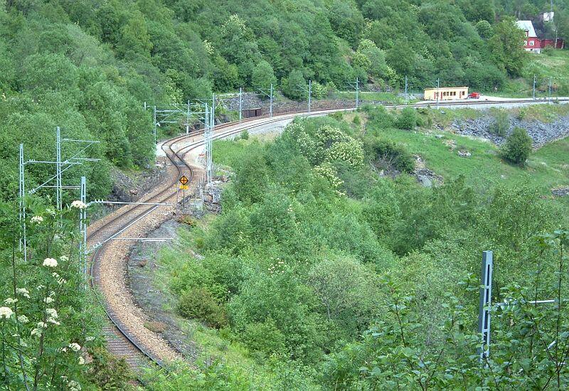 Station Berekvam am 14.06.2006. Ich bin an diesen Tag ca. 10 km von Myrdal nach Berekvam durch das sehr sch�ne Flamtal gewandert um diese Aufnahmen zu machen, da sie bergab von 865 m auf 343 m geht, ist sie auch nicht anstrengend, nur feste Schuhe sollte man an haben, der obere Wegteil ist recht steinig, auf der Talsohle dann ein guter Fahrweg.