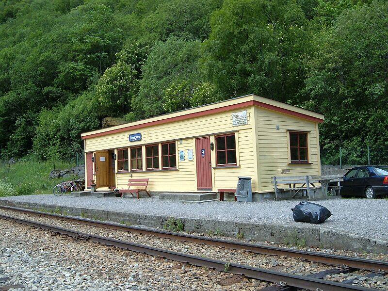 Station Berekvam der Flambahn nach 9,7 km in 343 m Meereshhe, die einzige Begegnungsmglichkeit auf der 20,2 km langen Flambahn, besetzt mit einen Bahnbeamten, seine Hauptttigkeit ist das Stellen der beiden  Handweichen  bei Zugbegegnung.