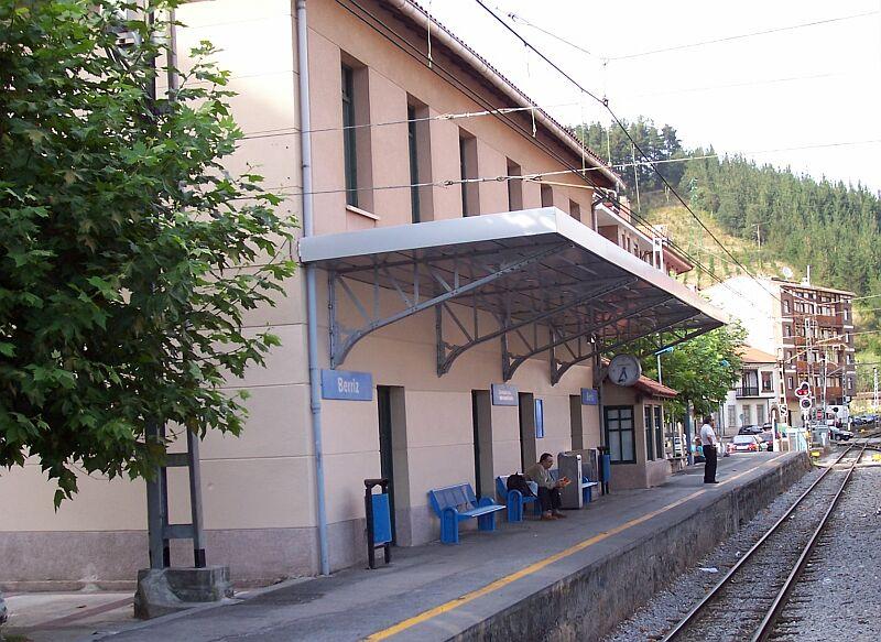 Station Berriz an der Strecke San Sebastian - Bilbao am 28.09.2005