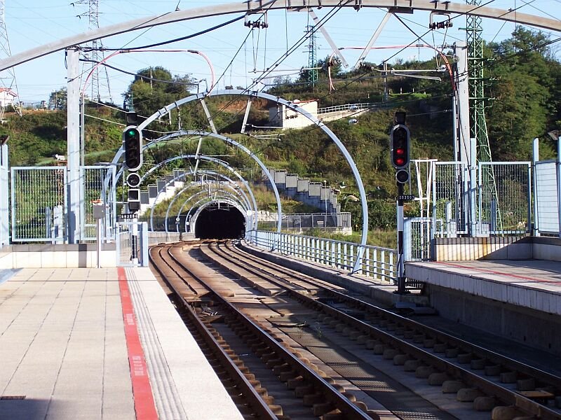 Station Bolueta der Linien 1 und 2, Umsteige-Station zur EuskoTren nach Bermeo und San Sebastian, aufgenommen September 2005. Auf der einen Seite raus aus dem Untergrund, ber eine Flubrcke und ....