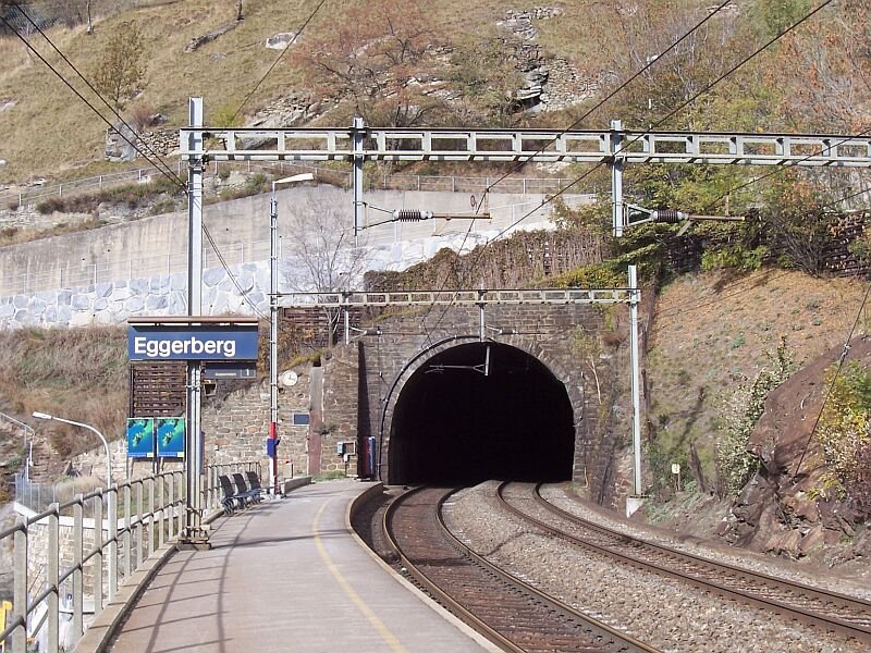 Station Eggerberg am 09.11.2006, am hinteren Ausgang des Tunnels folgt unmittelbar das Baltschieder-Viadukt. Der Hhenweg geht in gleicher Hhe um den Bergrcken.