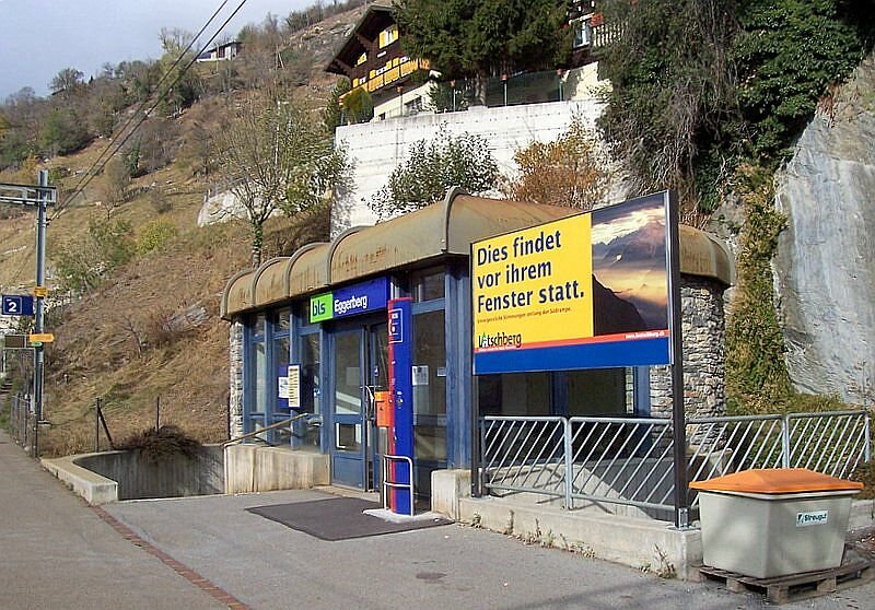 Station Eggerberg am 09.11.2006. Von hier fhrt der Hhenweg wieder links ber der Bahnlinie am Hang entlang.