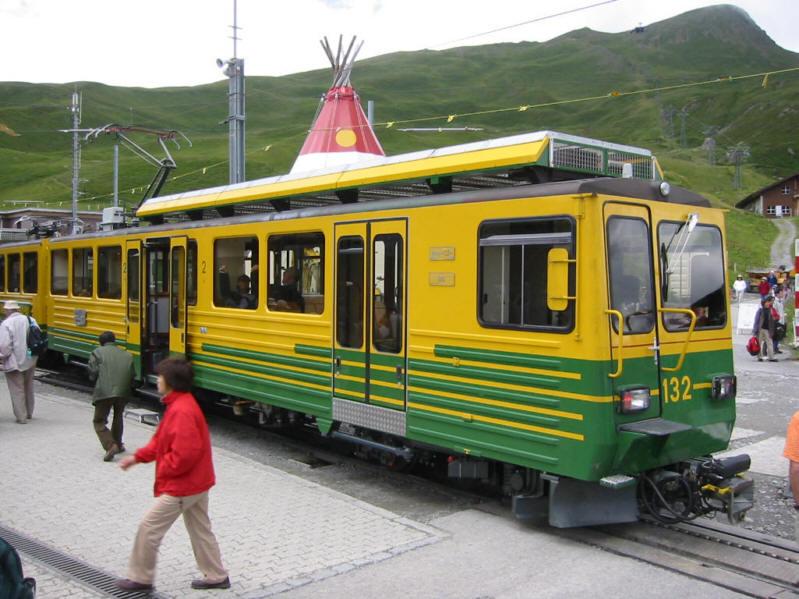 Station Kleine Scheidegg der Jungfraubahn am 05.07.2003. Im Bild ein Zug der Wengernalpbahn, die die Orte Lauterbrunnen und Grindelwald mit der Kleinen Scheidegg verbindet und quasi Zubringerdienste fr die Jungfrauenbahn leistet.