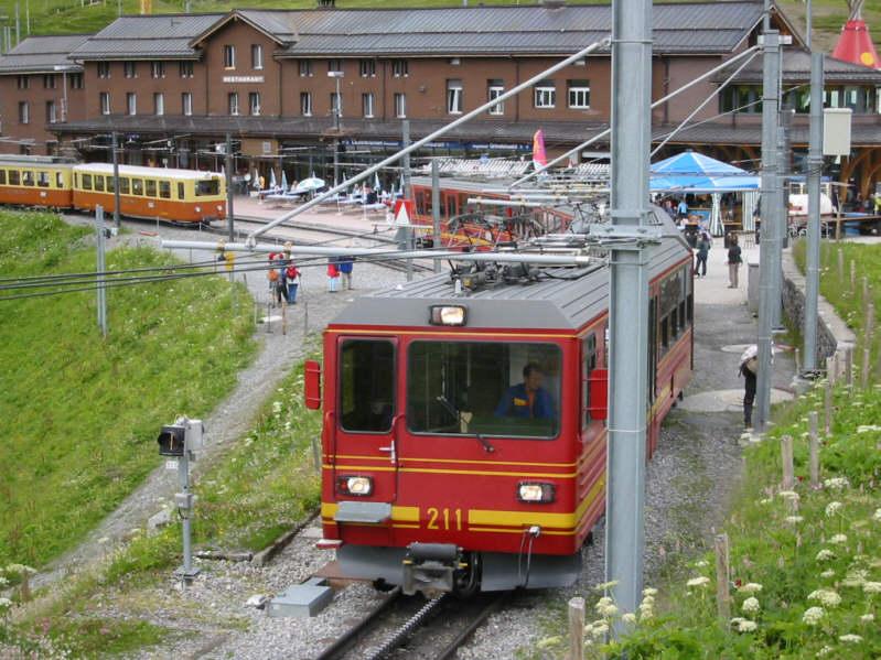 Station Kleine Scheidegg der Jungfraubahn am 05.07.2003. Ein Zug fhrt in Richtung Jungfraujoch ab.