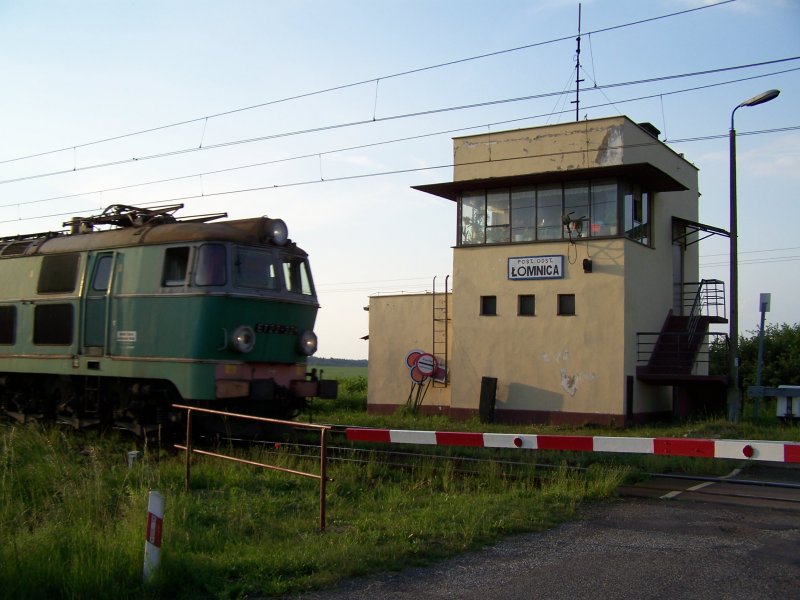 Station Lomnica: Mann glaubt es nicht, doch dieses mittel groe Stellwerk bedint nur: 4.Signale und ein Bahnbergang. Aufgenommen am 07.06.07 wrend ein Zug durchfuhr.