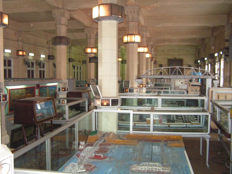Station  Midan Ramses In einem Nebenflgel des Bahnhofs befindet sich das gyptische Nationale Eisenbahn Museum mit bis zu 700 Modellen,aber leider nur 3 Original Exponate.Kairo am 22.03.05
