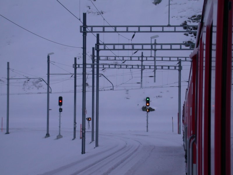 Station Oberalppasshhe 2033m/.M. am 14.01.2005. Das Ausfahrsignal fr unsern Zug aus Gleis 1 steht offen.