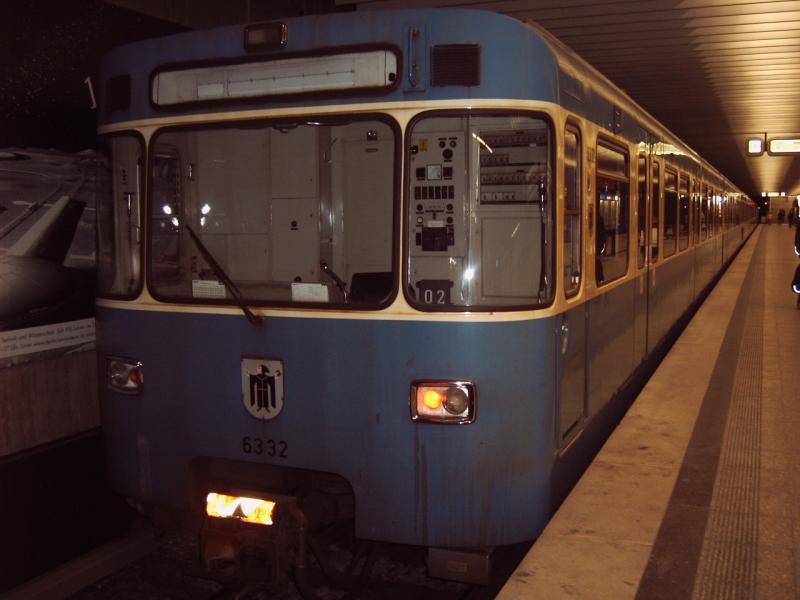 Station Olimpiazentrum. An diesem Sonntag ist sehr viel los in diesem Bahnhof, denn es hat das neue Sealife im Olimpiapark geffnet. Bis zu 4 Stunden Wartezeit fr eine Eintrittskarte!!!