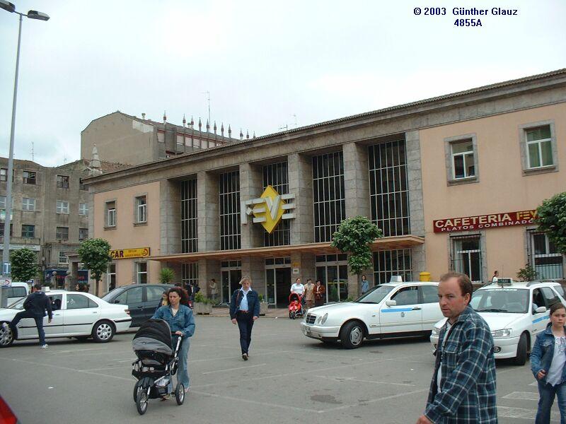 Stationsgebude des Bahnhofs Santander am 09.05.2003, rechts daneben auerhalb des Bildes ist der Bahnhof der spanischen Staatsbahn RENFE,
von hier fhrt nur eine Strecke in's Landesinnere, Richtung Madrid.