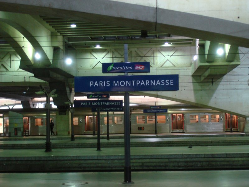 Stationstafeln im Bahnhof Paris Montparnasse am 27.5.2007 - Bahnbilder.de