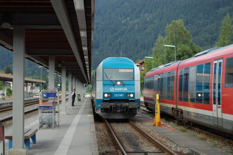 Statt auf Gleis 5 trifft am 14.8.2009 der ALX aus Mnchen auf Gleis 2 des Oberstdorfer Bahnhofes ein. Zuglok ist die 223 067 der Vogtlandbahn.
