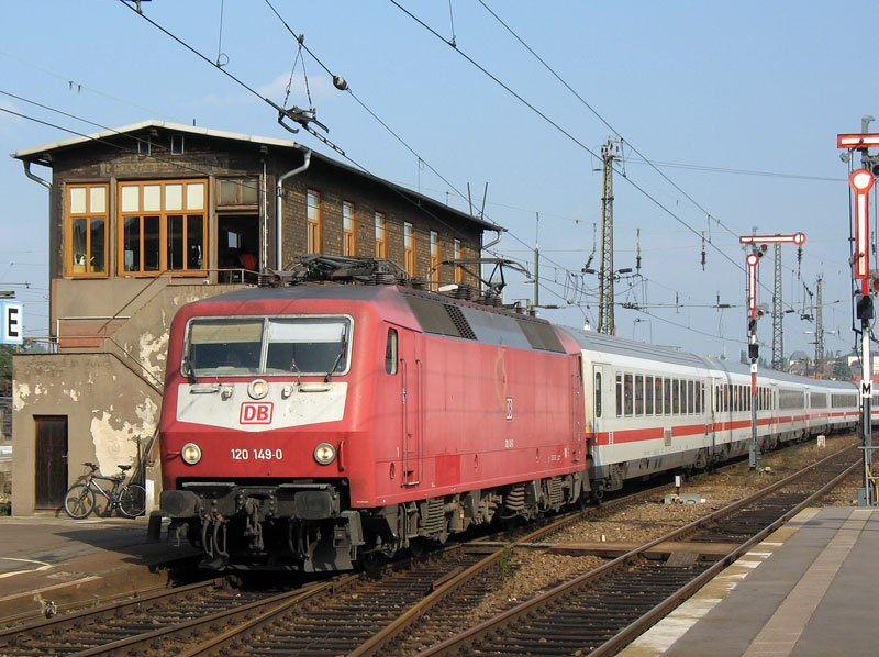 Statt BR 411 kam am 10.10.2007 f�r den ICE 1745 Frankfurt(Main)Hbf - Dresden Hbf die 120 149 mit einem Ersatzzug aus Leipzig. - warum wohl ?
