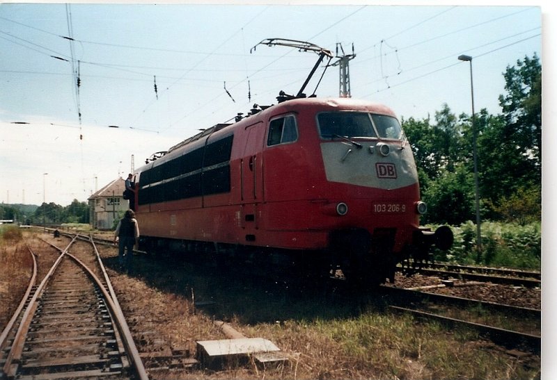 Statt der damals Stammlok 103 220 vor dem Urlaubsexpress kam an einem Julitag 1999 die etwas verbeulte(rechts zu erkennen) 103 206 bis nach Binz zum Einsatz. 