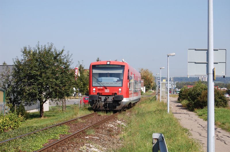 Statt der erwarteden 218 kam 650 021-9 am 8.9.2009 als RB nach Oberlenningen angedieselt. Kurz vor dem Bahnhof Dettingen konnte er auf den Chip gebannt werden.