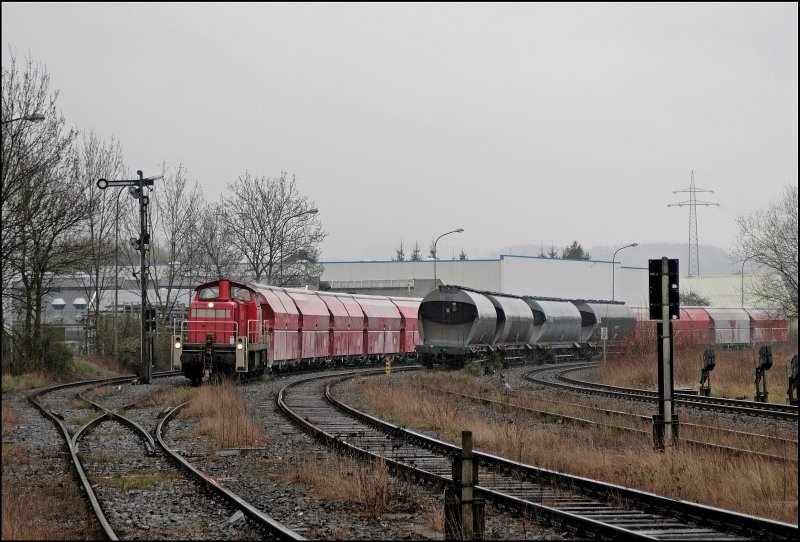 Statt einer G1206er wartet  leider  die 294 874 mit ihrem Kalkzug in Horlecke auf die Abfahrt nach Schwerte(Ruhr). (05.04.2008)

