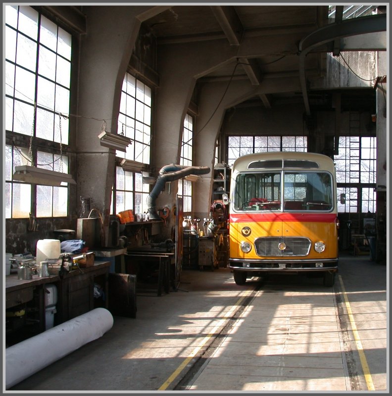 Statt Lokomotiven werden jetzt Oldtimer Postautos im alten Depot Heiden hinterstellt. (03.04.2007)