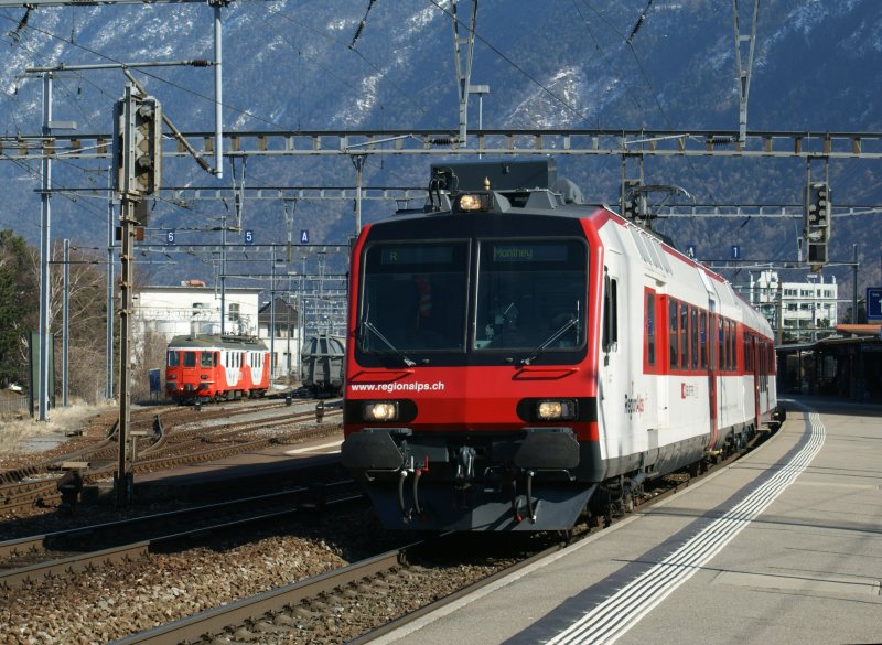 Statt NPZ bzw. Kolibri nun Domino, so der neue Name der sich hinter dem RBDe 560 401-2 verbirgt. Nun so ganz neu und ungesehn noch was besonders. Hier ist der neue Regionaltriebzug am 25. Februar in Martigny zu sehen. Im Hintergrund steht der MO ABDe 537 507-6.