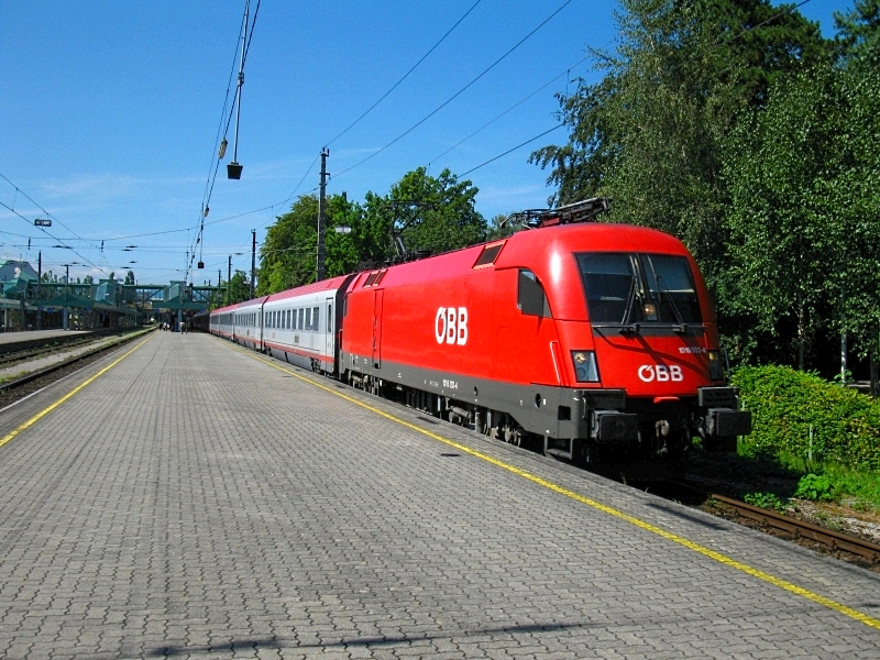 Statt der Spanien Lok am EC 569 kam leider nur die 1016 003 am Zug. Zugbereitstellung in Bregenz am 23.8.2009.

Lg
