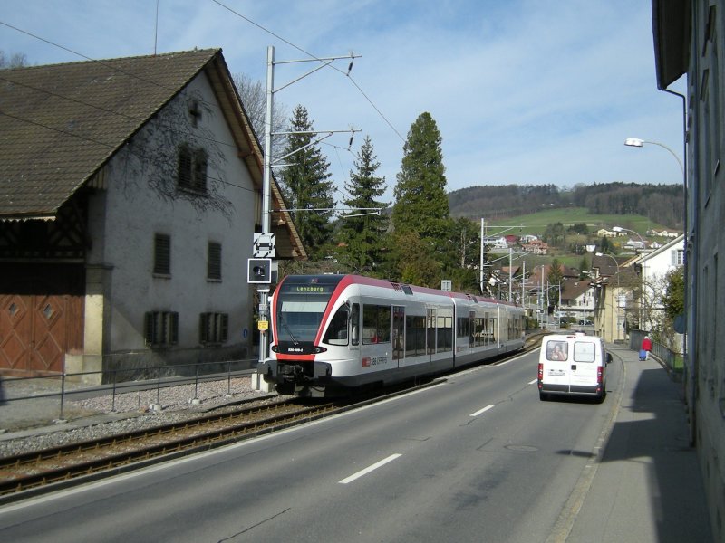Statt wie früher De 4/4 Pendelzüge stündlich, fahren nun moderne RABDe 520 halbstündlich durchs Seetal, doch die Linienführung an der Strasse und mit unzähligen ungesicherten Bahnübergängen, bleibt der Seetalbahn erhalten. 
Beinwil, 19. März 2008 