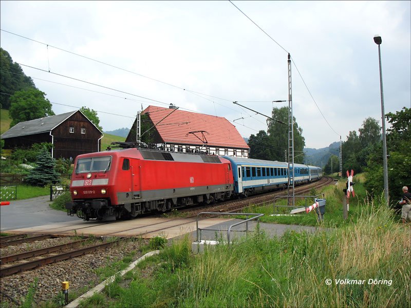 Statt wie blich eine Lok der Baureihe 101 zieht am 28.06.2006 die 120 129 den EC 171 Berlin - Budapest durch Rathen (Schsische Schweiz) in Richtung Tschechien. (2)
