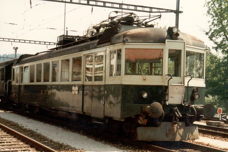 STB : Seitenansicht des Tribwagen Be 4/4 107 der Sensetalbahn im Bahnhof von Laupen im Juli 1985