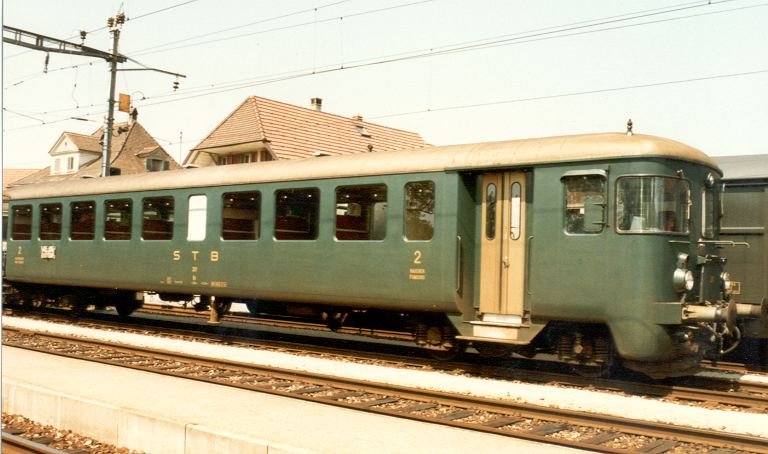 STB - 2 Kl. Steuerwagen Bt 201 der Sensetalbahn im Bahnhof von Laupen im Juli 1985