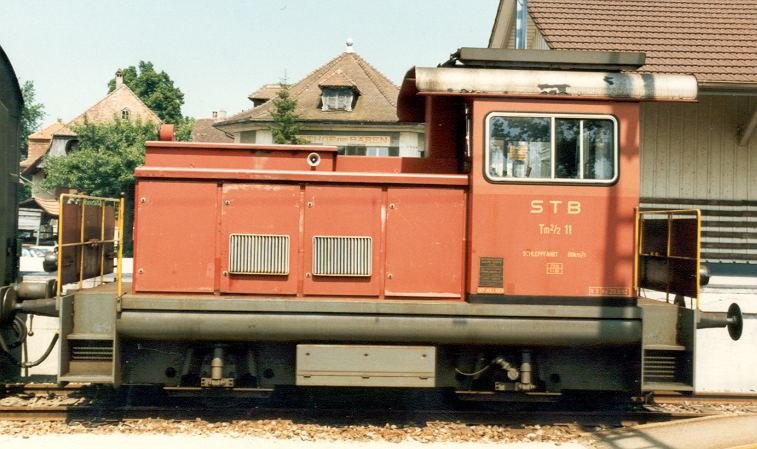 STB - Dieselrangierlok Tm 2/2  11 der Sensetalbahn im Bahnhof von Laupen im Juli 1985