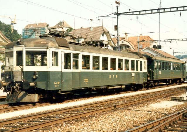 STB - Triebwagen Be 4/4 107 mit Steuerwagen Bt 201 der Sensetalbahn im Bahnhof von Laupen im Juli 1985