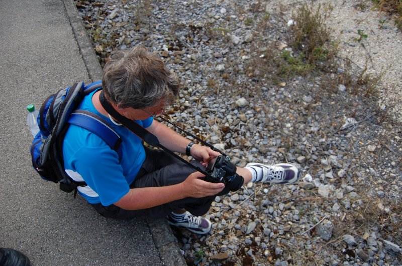 Stefan beim betrachten der eben gemachten Bilder. Rivaz am 29.06.2009