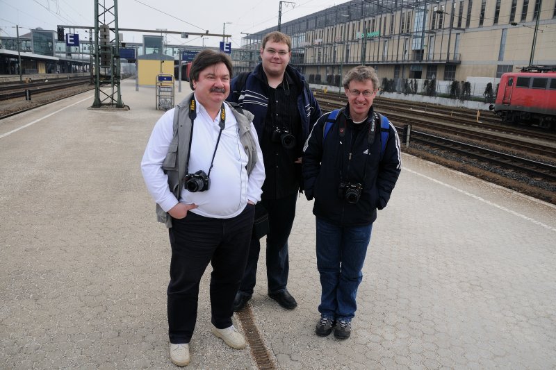 Stefan Kilian, Tobias  Schumi  Schuminetz und Stefan Wohlfahrt vor der Kulisse des Bahnhofkomplexes von Regensburg. (14.03.09)