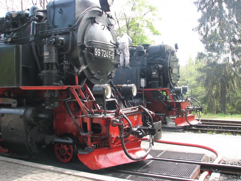 Stehen die beiden nicht schn in einer Linie? Der eine Zug kommt vom Brocken und will nach Nordhausen weiter, der andere fhrt von Wernigerode zum Brocken. Beides sehr schne Strecken! Die Zge stehen brigens in Drei-Annen-Hohne. 