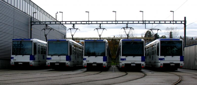 Stelldichein im Depot der Mtro Ouest. Diese Linie der Lausanner Mtro bedient die beiden Hochschulen UNIL und EPFL und ist daher besonders unter der Woche ausgelastet. Am Wochenende ist der Betrieb ruhiger. 9.November 2008