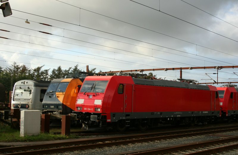 Stelldichein in Padborg am 17.10.2008, DB 185 334-0 vor DSB EG 3103 und Triebwagen MRD 4204.