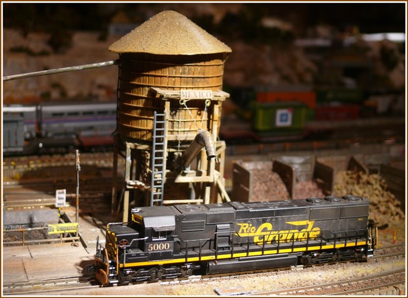 Stellvertretend fr all meine Bilder mchte ich heute noch diese EMD SD-50 Nr.5000 der ehemaligen Rio Grande einstellen und gleichzeitig wieder einmal danken fr die vielen Rckmeldungen, die ich immer wieder erhalte.
Einen schnen (vermutlich ja verregneten) Sonntag wnscht euch
Herbert