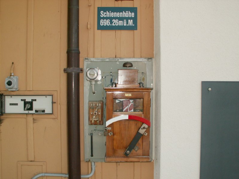 Stellwerk beim Bhf.Bretswil fr das Einfahrtssignal inkl.Vorsignal(beides Hipp´sche Wendescheiben)aus Richtung Bauma.Der kl.Kasten links bettigt das Ausfahrtssignal(Semaphor)Richtung Hinwil.