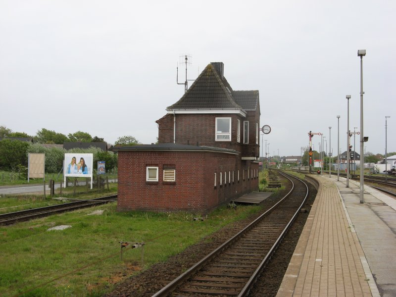 Stellwerk des Bahnhof Westerland, Ansicht aus Richtung Westen, mit den Ausfahrtsignalen.
Von hier aus werden alle Signale und Weichen des Bahnhof Westerland gestellt.