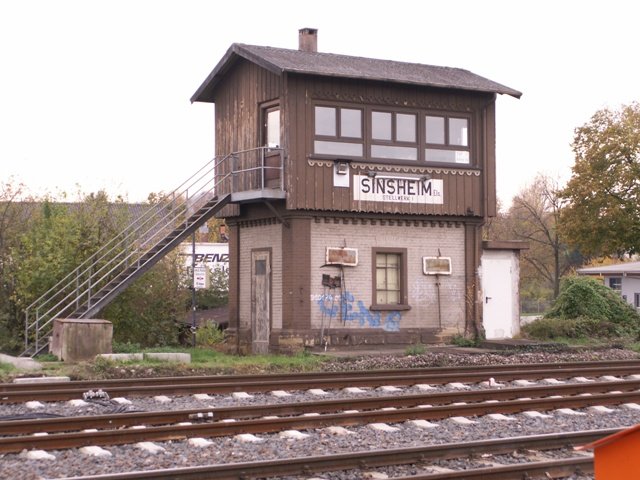 Stellwerk I in Sinsheim/Elsenz. Die Tage des manuellen Stellwerks sind bereits gezhlt, denn die Strecke wird im Moment auf Estw umgestellt.