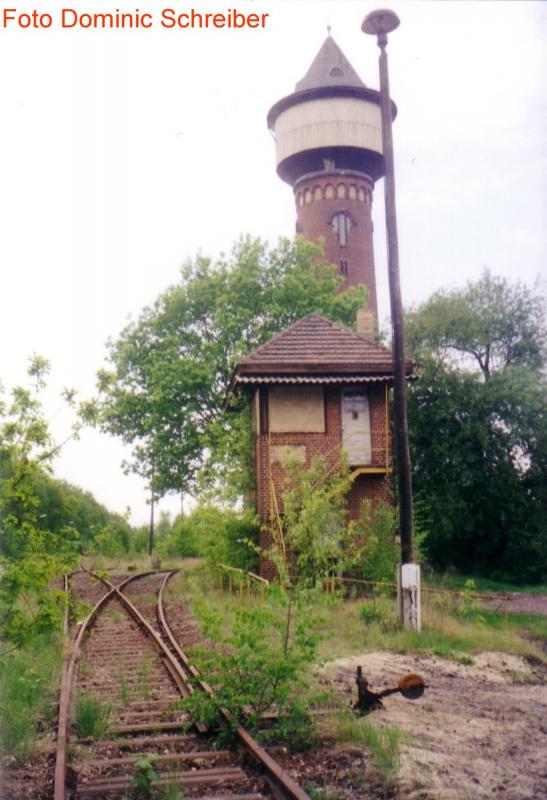 Stellwerk mit dem im Hintergrund gesehnen Wasserturm in Wustermark. Aufgenommen im Mai 2003