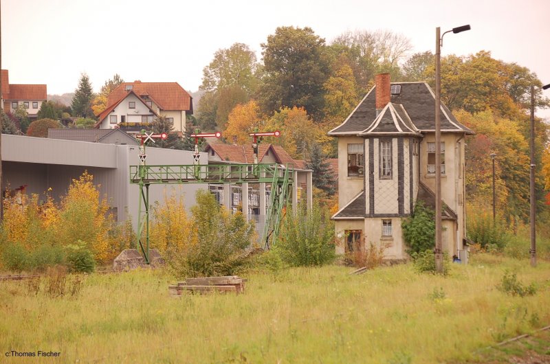 Stellwerk mit Sig_brcke Bhf Hildburghausen ( In der grnen Flche liegen noch die Gleise vom ehemaligen Gterbahnhof, aber an den Weichen ist einfach ein Stck Schiene entfernt worden, siehe anders Bild.) 03.10.2007