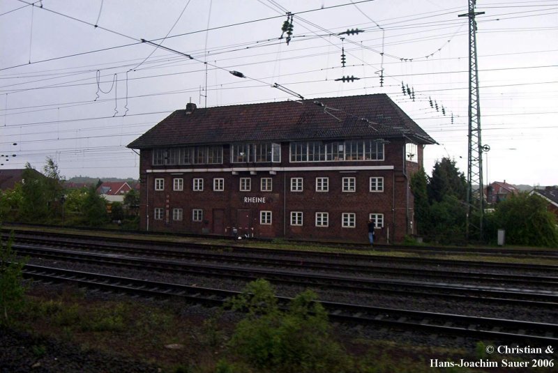 Stellwerk Rheine. 
Aufgenommen aus dem fahrenden Zug im April 2004.
