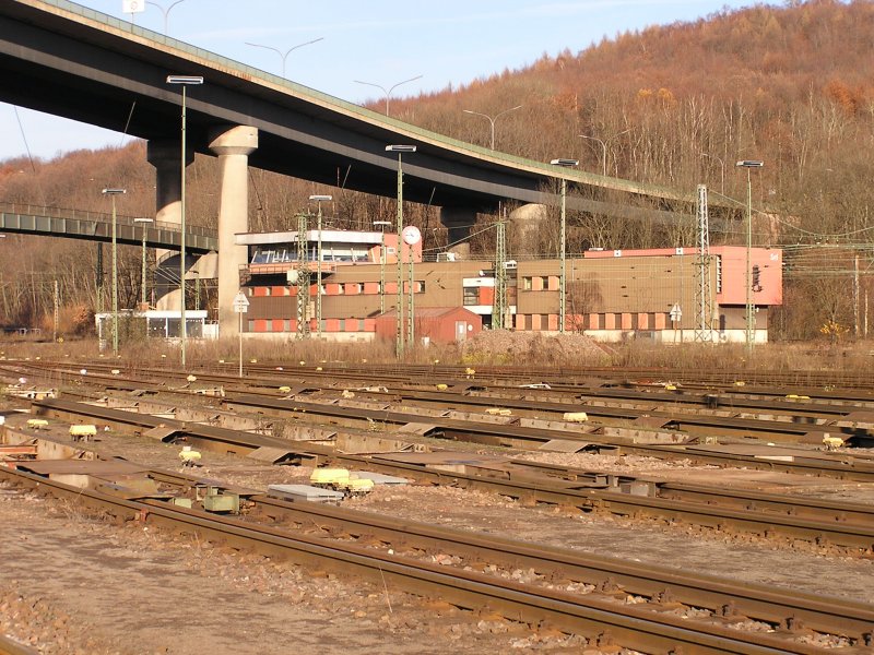 Stellwerk Srf im Saarbrcker Rangierbahnhof am 26.11.2003. Im Vordergrund befinden sich einige Gleisbremsen.