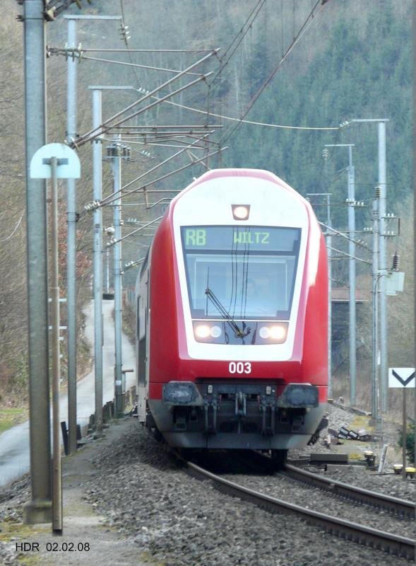 Steuerwagen 003 hat den Bahnhof von Goebelsm�hle vor kurzem verlassen und f�hrt in n�rdlicher Richtung dem n�chsten Halt in Kautenbach entgegen. 02.02.08