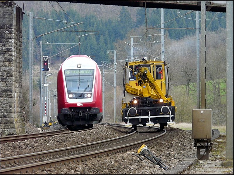 Steuerwagen 004 nhert sich am 17.04.08 mit RE 3766 dem Bahnhof von Wilwerwiltz in Richtung Troisvierges und begegnet dem Dienstfahrzeug 1054, welches dort wartet.