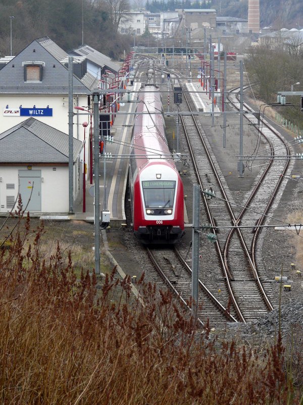 Steuerwagen 006 mit Zug RB 3235 ist soeben im Bahnhof Wiltz in Richtung Kautenbach abgefahren. 23.02.08