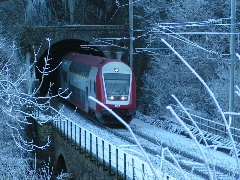 Steuerwagen 007 beim Verlassen des Tunnels  Fischterhaff  in der von Rauhreif berzogenen Winterlandschaft bei Goebelsmhle am 23.12.07.