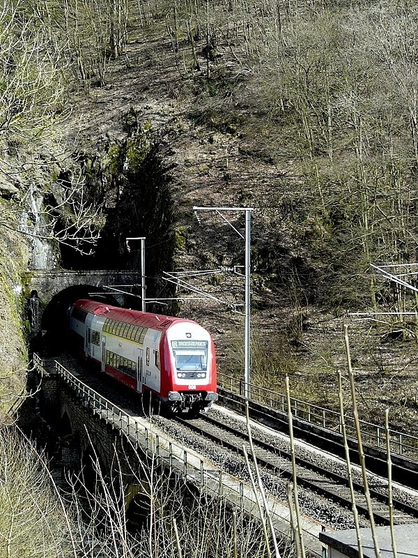 Steuerwagen 008 kommt aus dem Tunnel  F�itscherhaff  und f�hrt �ber die Sauerbr�cke in Richtung Goebelsm�hle. 29.03.08