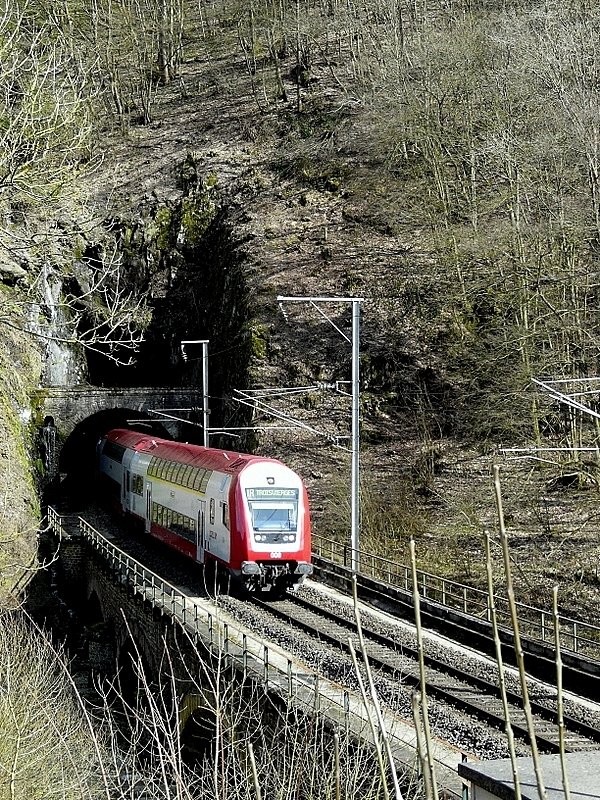 Steuerwagen 008 kommt aus dem Tunnel  Fitscherhaff  und fhrt ber die Sauerbrcke in Richtung Goebelsmhle. 29.03.08